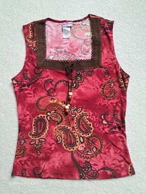 Sleeveless Red Paisley Tank Top with Brown Trim